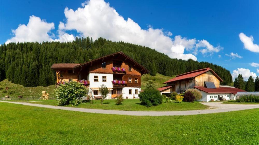 Lenzerhof Farm stay *
